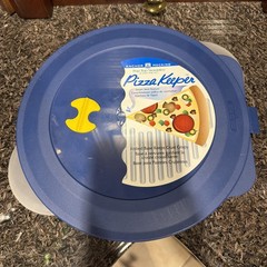 NEW Anchor Hocking Pizza Keeper Tupperware Holder Steam Vent Ribbed Base 9”D